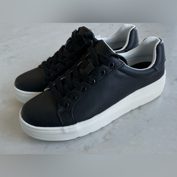 New Baretraps Nishelle Sneakers with Rebound Technology - Picture 3 of 11